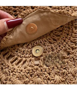 Détail du fermoir magnétique doré et texture tissée du sac bandoulière bohème