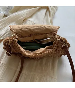 Détail du sac bandoulière marron tissé avec poche intérieure et bandoulière en cuir