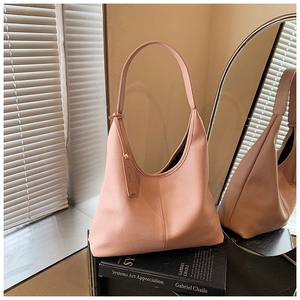 Detail of the litchi texture pink leather tote bag showing the side structure in the mirror