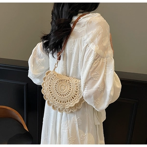 Détail du tissage au crochet sur sac bandoulière bohème avec sangle en cuir