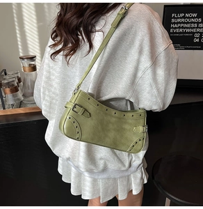 Vue arrière du sac bandoulière Y2K vert clair clouté sur une tenue décontractée chic