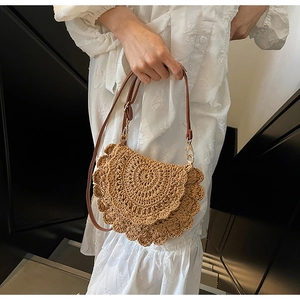 Détail du sac bandoulière bohème tissé en demi-cercle avec bandoulière en cuir et boucle