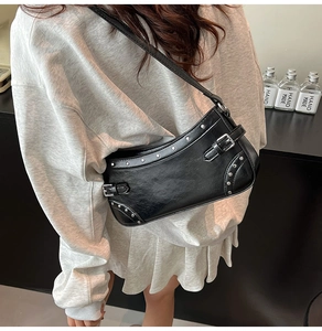 Détail du sac à bandoulière punk noir avec rivets argentés et boucle de ceinture décorative