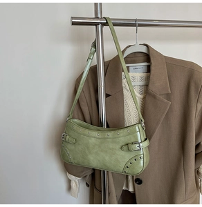 Détail du sac sous le bras en cuir PU vert avocat mat avec rivets argentés élégants