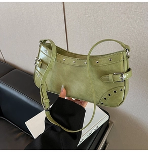 Gros plan du sac porté épaule vert avocat Y2K avec rivets argentés et texture PU rétro