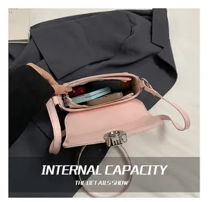 Détails de l'intérieur du sac à main rose verni avec son fermoir en métal argenté