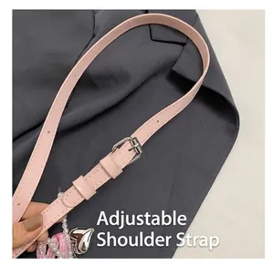 Détails de la bandoulière réglable en cuir rose avec pendentif coeur et perles
