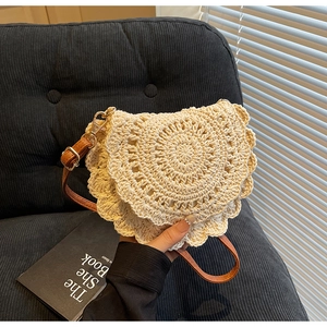Gros plan du sac en crochet bohème avec bords festonnés et bandoulière marron