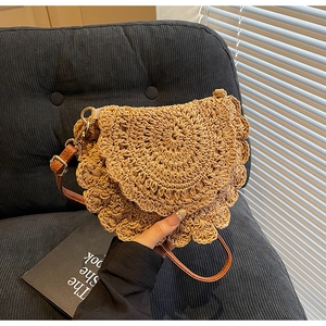 Détail du sac bandoulière bohème en paille tressée avec rabat festonné et sangle en cuir