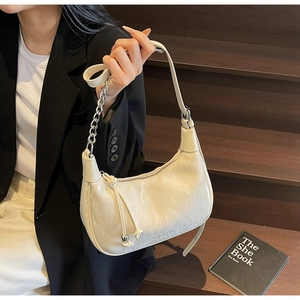 Detail of cream hobo bag with marble texture, thick metal chain and shoulder strap