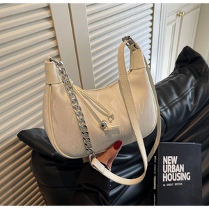Detail of cream hobo bag with silver chain and marble texture synthetic leather finish