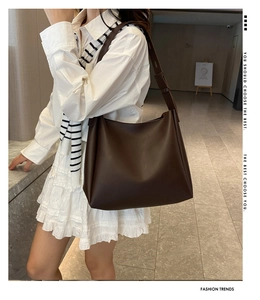 Détail du sac cabas en cuir PU marron foncé avec large bandoulière et design minimaliste