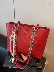 Women Large Capacity PU Leather Tote Bag Fashion Chain Shoulder Bag Commuter Casual Handbag With Pendants Black Beige