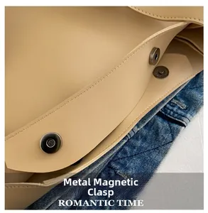 Vue détaillée du fermoir magnétique et des coutures sur un sac cabas en PU beige
