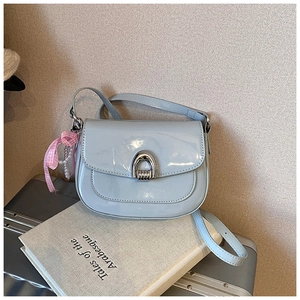 Sacoche bleu clair en cuir verni avec boucle argentée et charm de perles décoratif