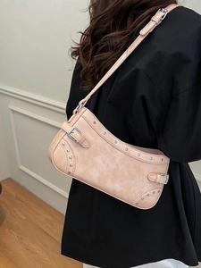 Sac à épaule beige tendance pour femme avec rivets et détails métalliques au style punk