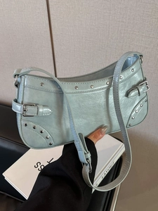 Sac à épaule tendance bleu clair en cuir brillant avec des rivets argentés