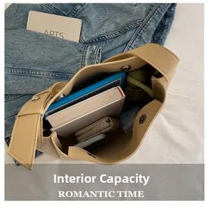 Capacité interne du sac fourre-tout en cuir PU beige avec espace pour iPad et objets