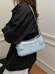 Sac baguette en similicuir bleu clair avec rivets argentés et bandoulière chic
