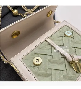 Détails du panneau tissé vert, double fermoir magnétique et chaîne dorée du sac