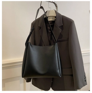 Vue détaillée du grand sac cabas noir en cuir PU mat avec bandoulière réglable