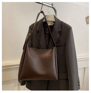 Détail du grand sac cabas vintage en cuir PU marron assorti à un blazer café
