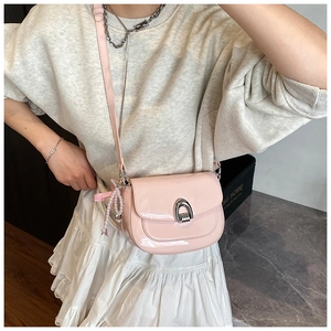 Sacoche rose en cuir verni avec boucle fer à cheval et breloque en perles fantaisie