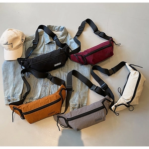 Vue à plat de sacs bandoulière de sport en nylon en cinq couleurs avec sangles réglables