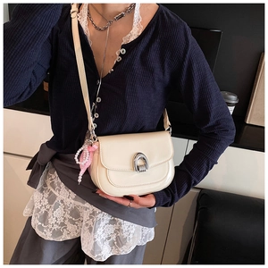 Sac à bandoulière en cuir verni crème avec nœud à carreaux rose et chaîne en perles au corps
