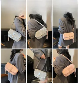 Detaillierte Modellansichten von plissierten Leder-Unterarmtaschen in Grau und Rosa
