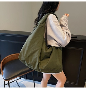 Bolso tote de lona verde oliva de gran capacidad llevado por modelo en estilo zen
