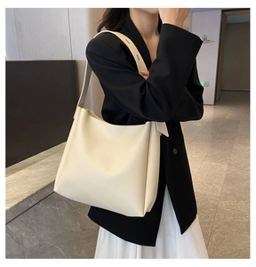 Détail d'un grand cabas blanc crème en PU avec texture mate et bandoulière large