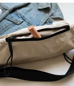 Détail de l'intérieur d'un sac crème montrant l'espace pour les objets essentiels