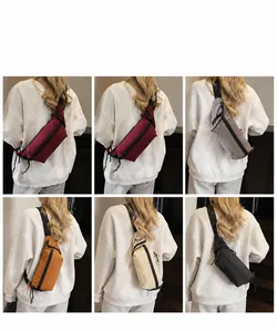 Collage de sacs bandoulière en cinq couleurs portés par un mannequin en escalier