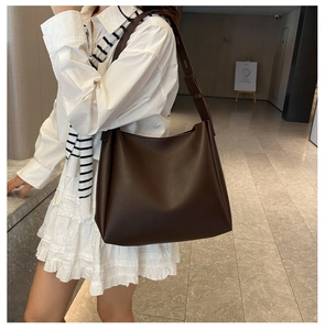 Grand sac cabas en cuir PU marron foncé avec large bandoulière porté par un mannequin