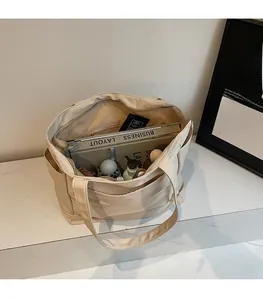 Vue de dessus d'un cabas en toile beige avec intérieur spacieux pour magazine et parapluie