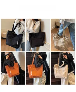 Collage de sacs cabas en toile en quatre couleurs montrant des vues de côté sur un modèle