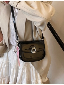 Sac Bandoulière Selle en Cuir Verni pour Femme Sac à Épaule en PU de Luxe Avec Pendentif Perle Amovible Mini Sac Carré