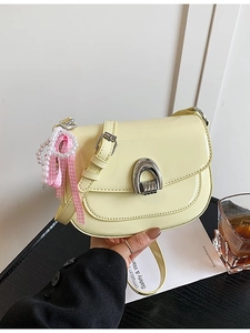 Sac selle en cuir verni crème avec boucle fer à cheval et pendentif en perles