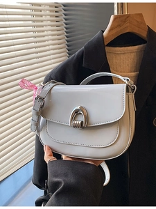 Sacoche en cuir verni bleu clair avec boucle argentée et nœud à carreaux rose