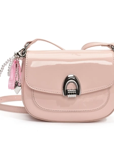 Sac à main rose verni en cuir vernis avec boucle argentée et breloque en perles