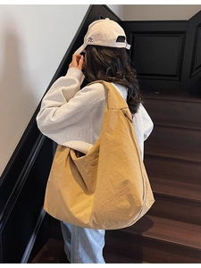 Bolso tote de nailon caqui de gran capacidad para mujer con correa ancha y cremallera