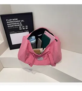 Rosa Reisetasche mit geräumigem Innenraum für Tablet, Wasserflasche und Handy-Aufbewahrung