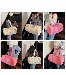 Details von pinkfarbenen und cremeweißen Segeltuch-Reisetaschen mit Smiley-Aufdruck
