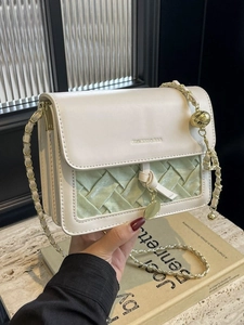Petit sac à bandoulière matelassé avec détail vert menthe et chaîne dorée