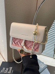 Sac bandoulière matelassé chic pour femme en crème et rose à texture patchwork