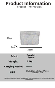 Detalle de la bolsa de maquillaje con medidas 26x17x5cm y patrón floral azulado