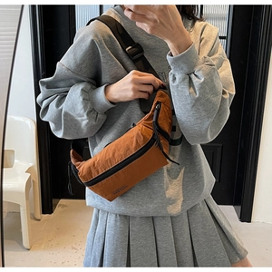 Détail du sac bandoulière en nylon marron avec sangle réglable et double fermeture