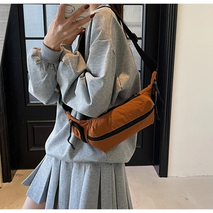 Sac bandoulière en nylon marron-orange avec double fermeture éclair et sangle réglable