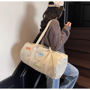 Dettaglio borsa da viaggio in tela con ricami colorati e design capiente
